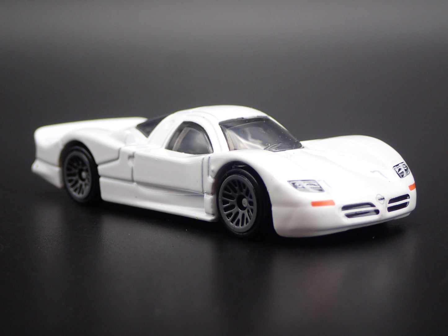 1997 NISSAN R390 GT1 RACE CAR 1:64 SCALE COLLECTIBLE DIORAMA DIECAST MODEL CAR