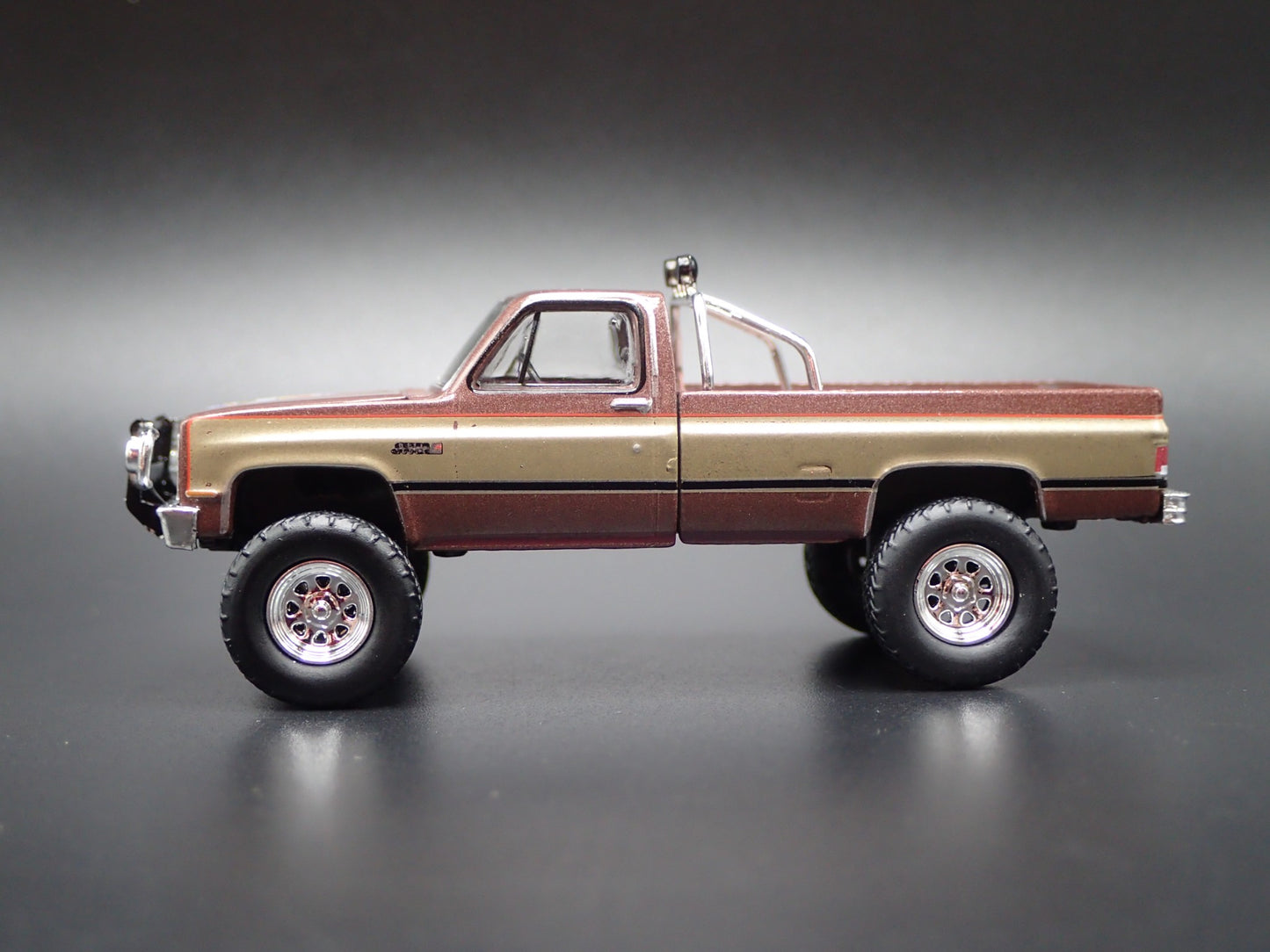 1982 82 GMC K2500 4X4 TRUCK FALL GUY SQUAREBODY 1/64 SCALE DIECAST MODEL CAR