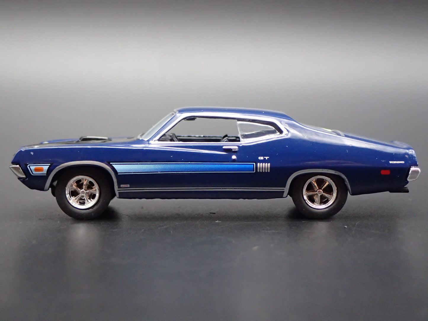 1970 70 FORD TORINO GT 429 SCJ 1:64 SCALE COLLECTIBLE DIORAMA DIECAST MODEL CAR