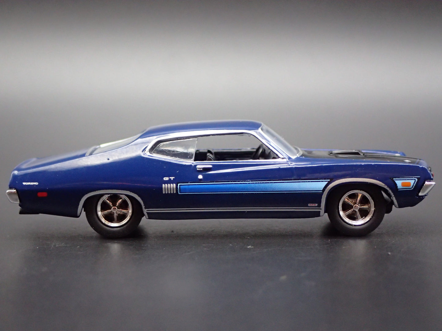 1970 70 FORD TORINO GT 429 SCJ 1:64 SCALE COLLECTIBLE DIORAMA DIECAST MODEL CAR