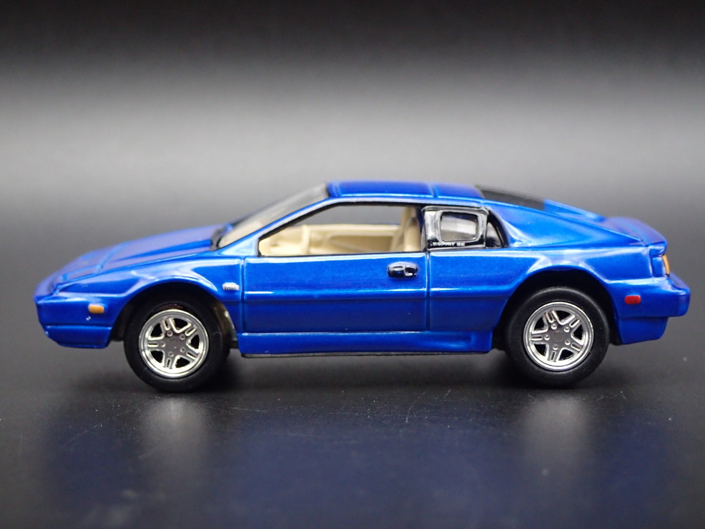1988-1994 LOTUS ESPRIT BLUE 1:64 SCALE COLLECTIBLE DIORAMA DIECAST MODEL CAR