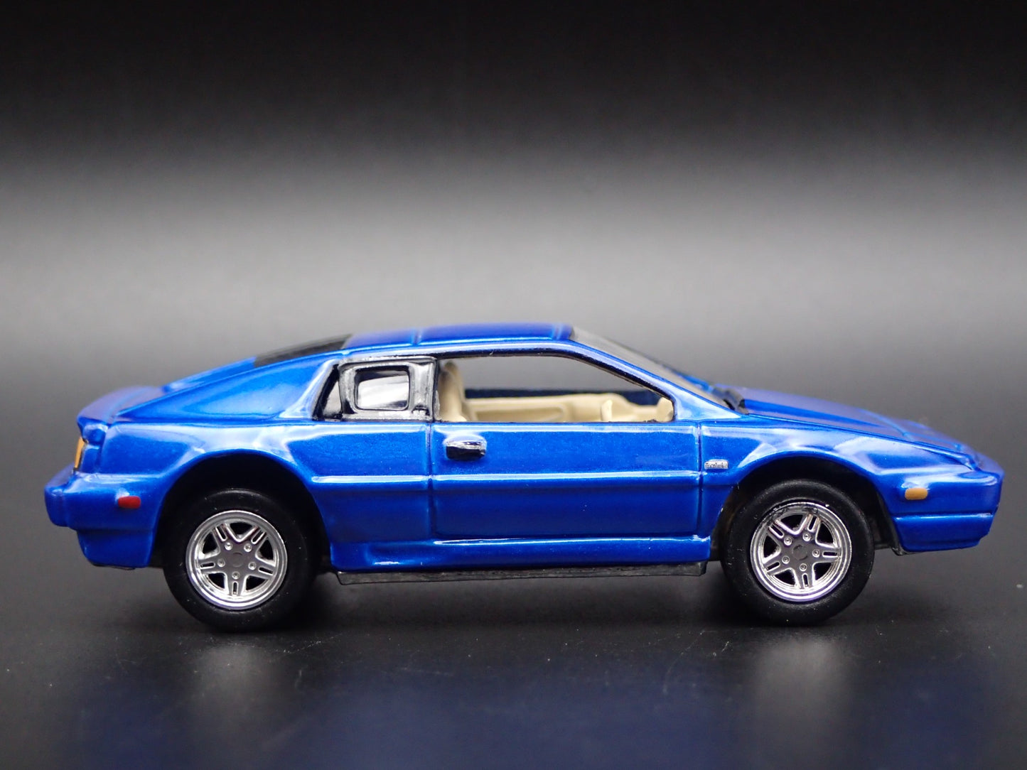 1988-1994 LOTUS ESPRIT BLUE 1:64 SCALE COLLECTIBLE DIORAMA DIECAST MODEL CAR
