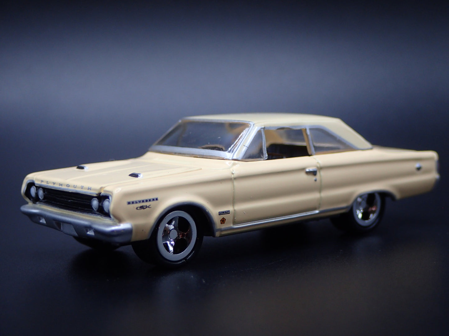 1967 67 PLYMOUTH GTX MUSCLE CAR 1/64 SCALE COLLECTIBLE DIORAMA DIECAST MODEL CAR