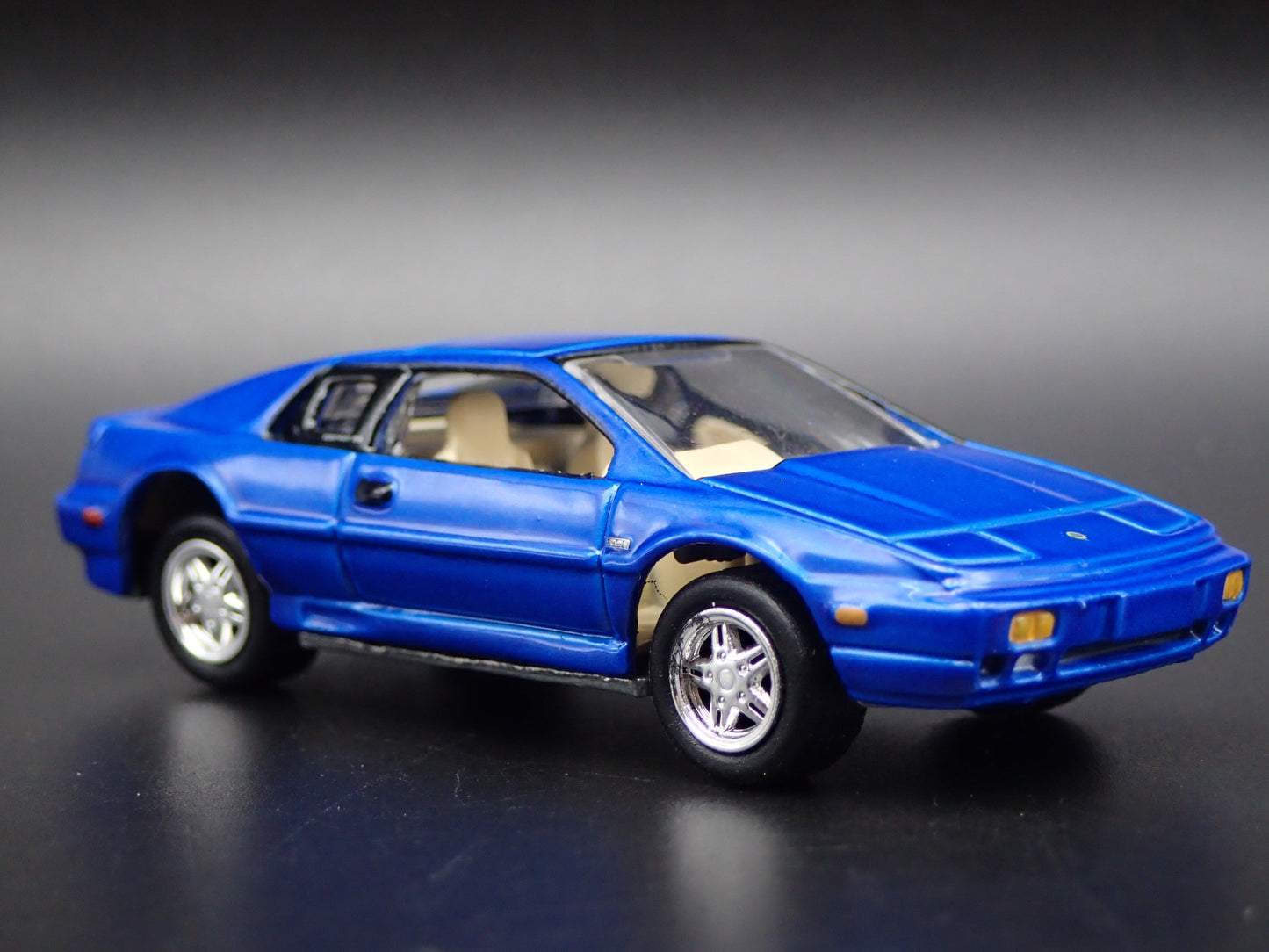 1988-1994 LOTUS ESPRIT BLUE 1:64 SCALE COLLECTIBLE DIORAMA DIECAST MODEL CAR