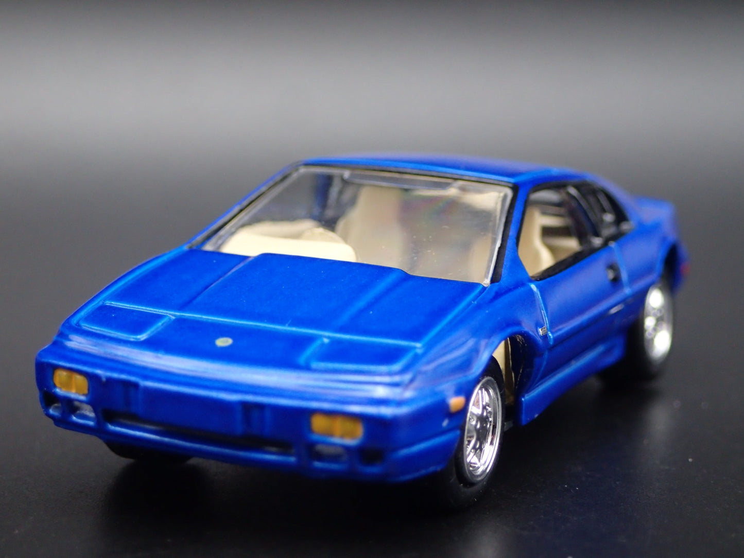 1988-1994 LOTUS ESPRIT BLUE 1:64 SCALE COLLECTIBLE DIORAMA DIECAST MODEL CAR