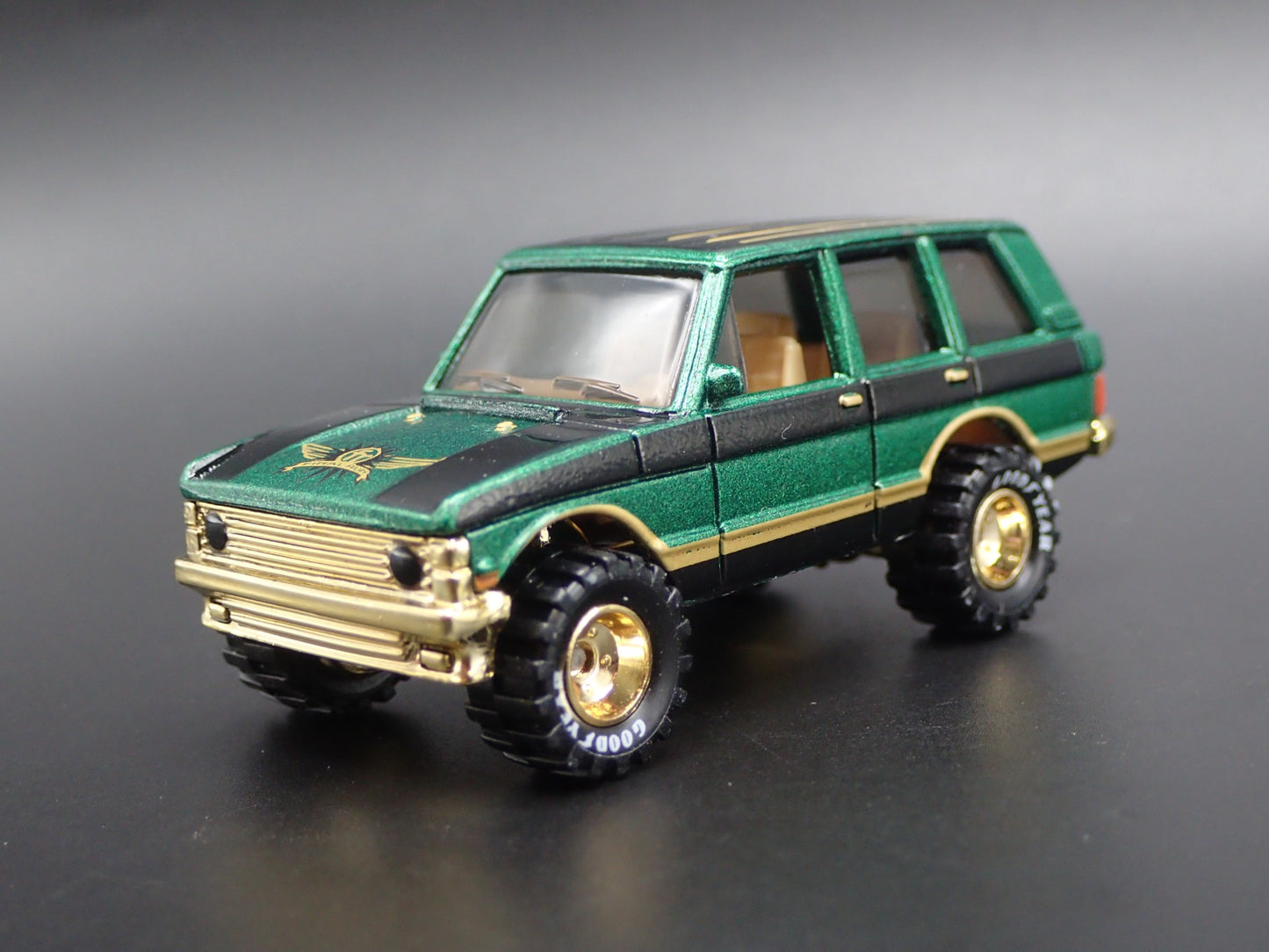 1970-1994 RANGE ROVER CLASSIC 1/64 SCALE COLLECTIBLE DIORAMA DIECAST MODEL CAR