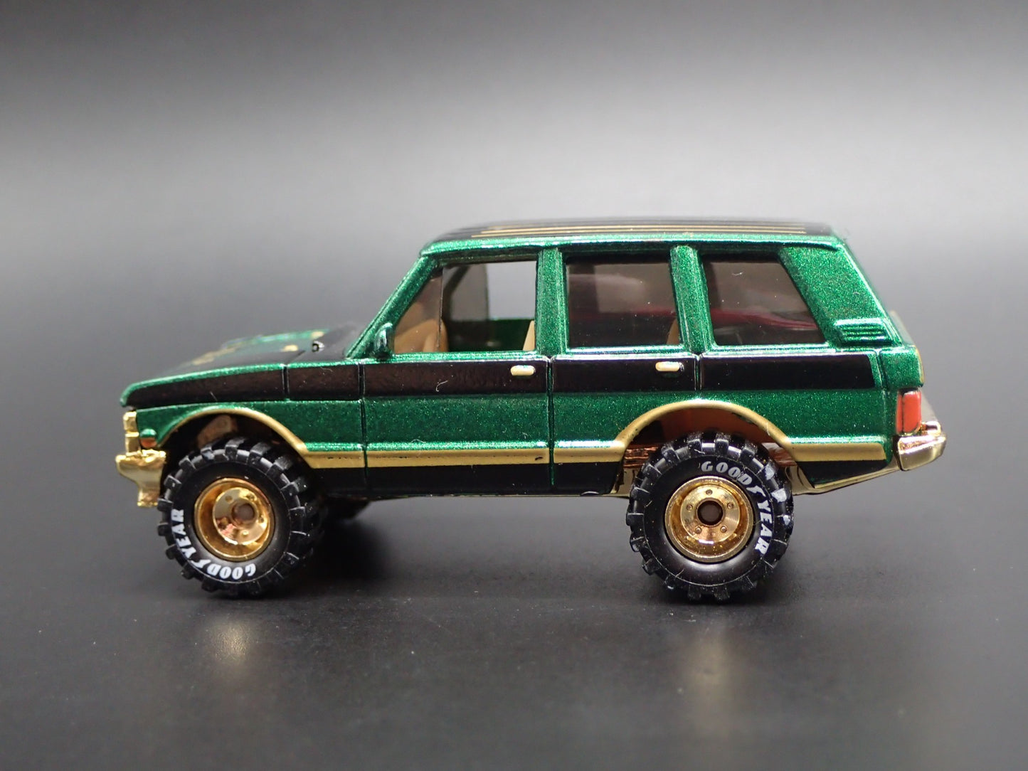 1970-1994 RANGE ROVER CLASSIC 1/64 SCALE COLLECTIBLE DIORAMA DIECAST MODEL CAR