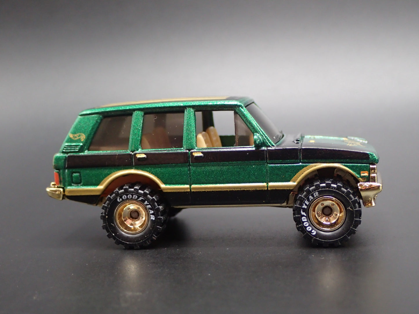 1970-1994 RANGE ROVER CLASSIC 1/64 SCALE COLLECTIBLE DIORAMA DIECAST MODEL CAR