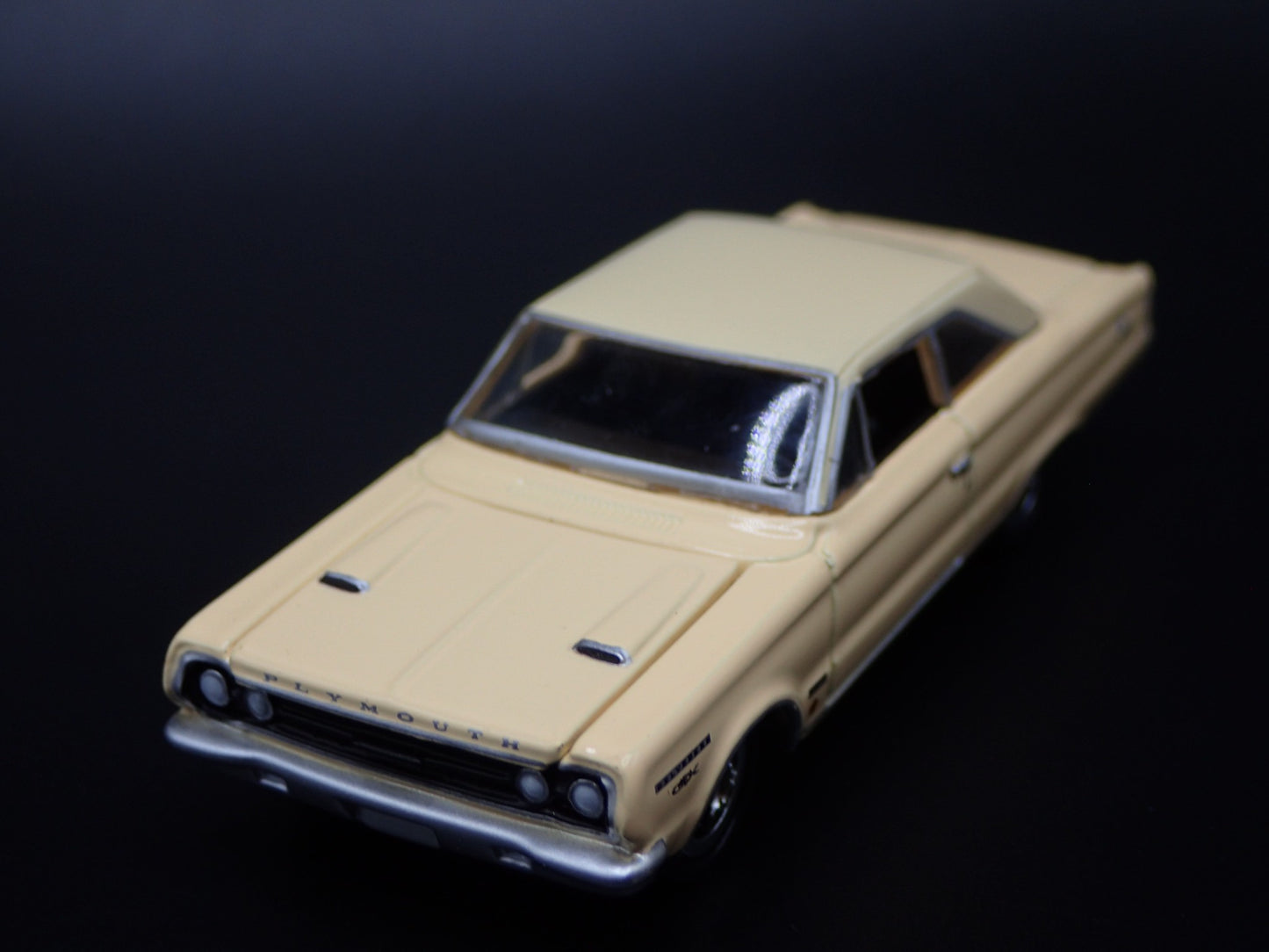 1967 67 PLYMOUTH GTX MUSCLE CAR 1/64 SCALE COLLECTIBLE DIORAMA DIECAST MODEL CAR
