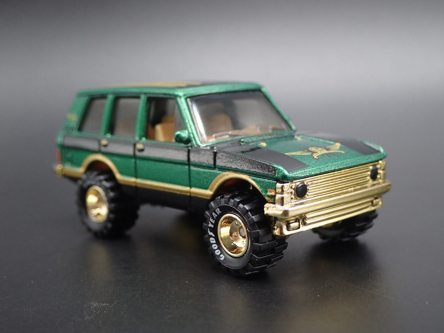 1970-1994 RANGE ROVER CLASSIC 1/64 SCALE COLLECTIBLE DIORAMA DIECAST MODEL CAR