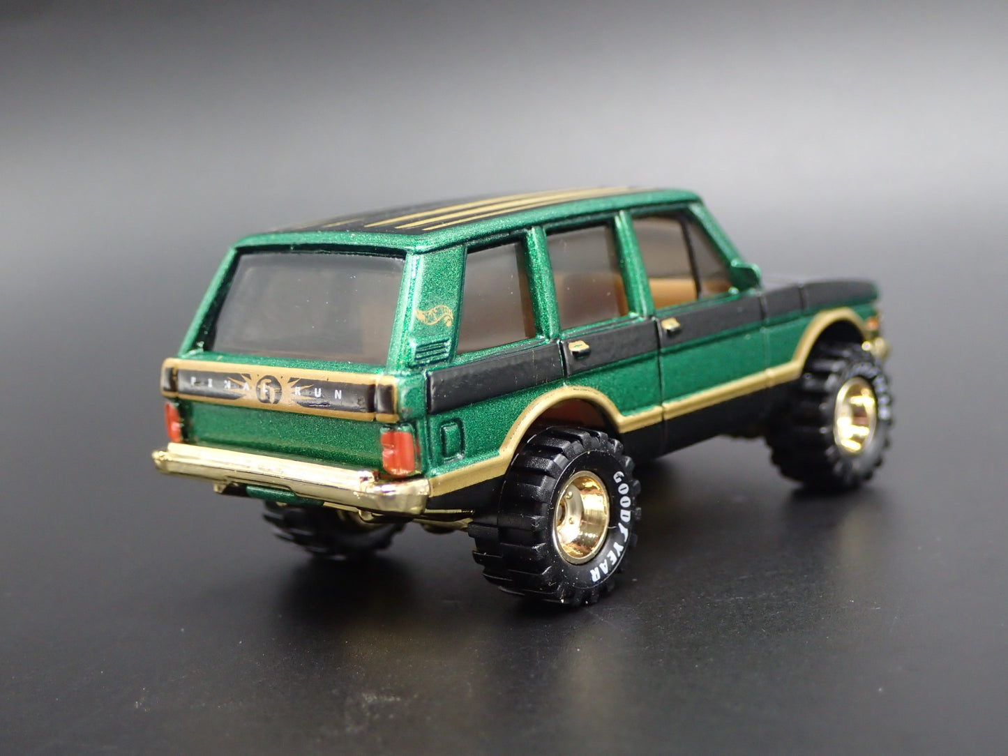 1970-1994 RANGE ROVER CLASSIC 1/64 SCALE COLLECTIBLE DIORAMA DIECAST MODEL CAR