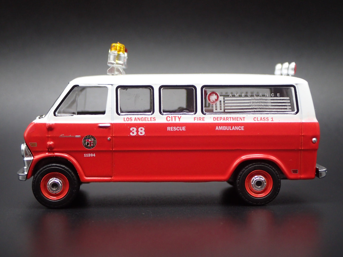 1969 69 FORD ECONOLINE VAN LAFD LA FIRE 1:64 SCALE DIORAMA DIECAST MODEL CAR