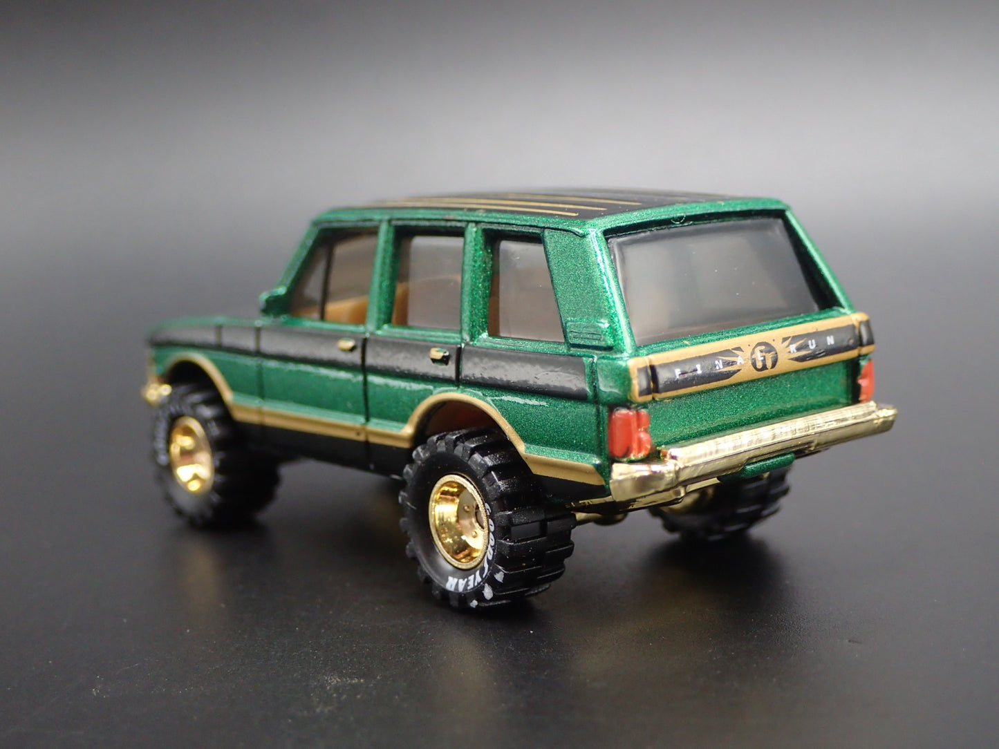 1970-1994 RANGE ROVER CLASSIC 1/64 SCALE COLLECTIBLE DIORAMA DIECAST MODEL CAR