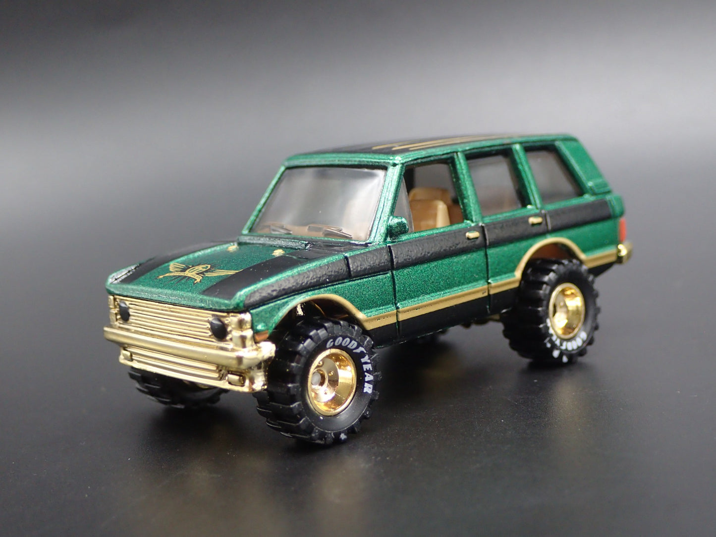 1970-1994 RANGE ROVER CLASSIC 1/64 SCALE COLLECTIBLE DIORAMA DIECAST MODEL CAR
