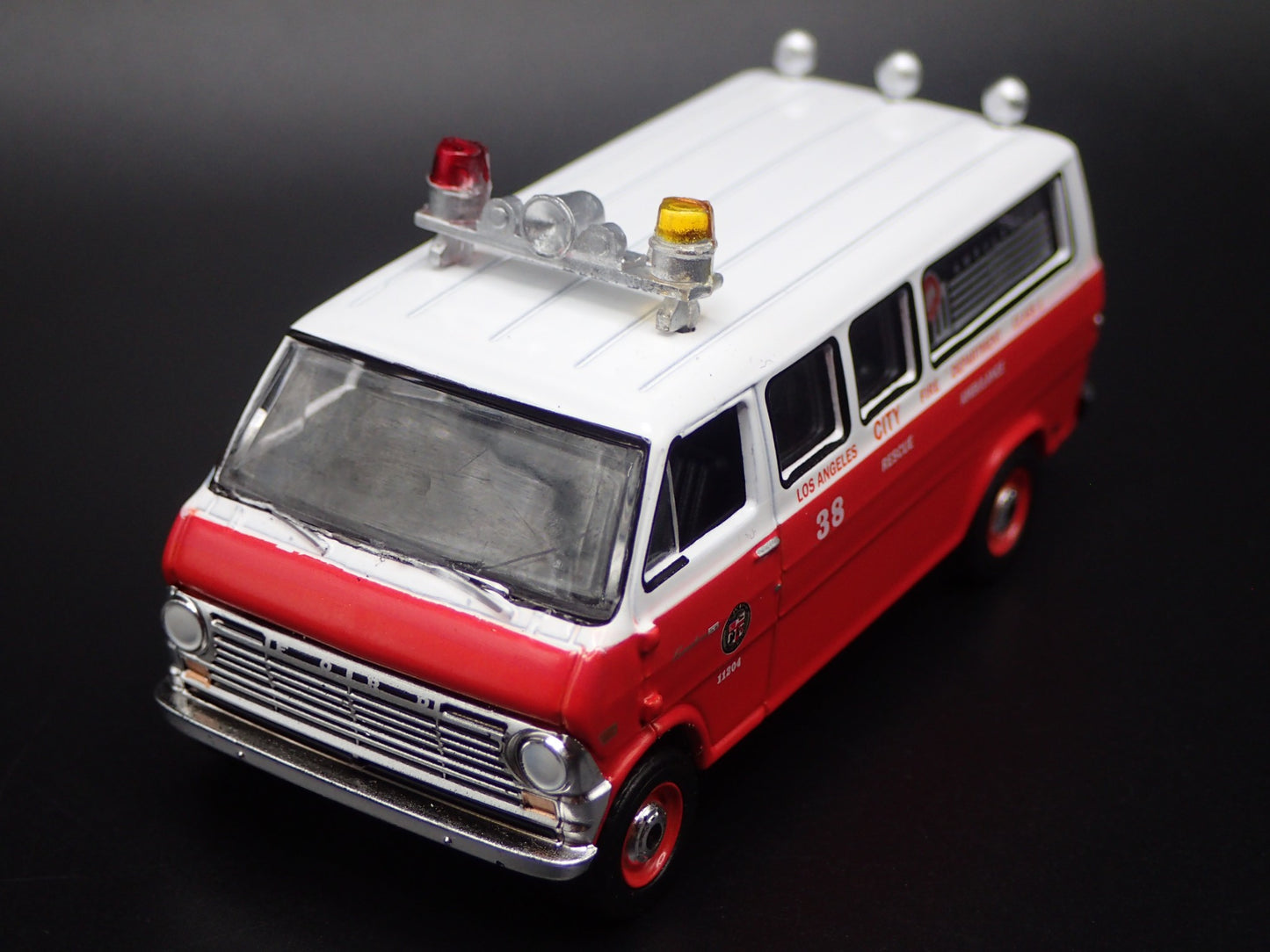 1969 69 FORD ECONOLINE VAN LAFD LA FIRE 1:64 SCALE DIORAMA DIECAST MODEL CAR