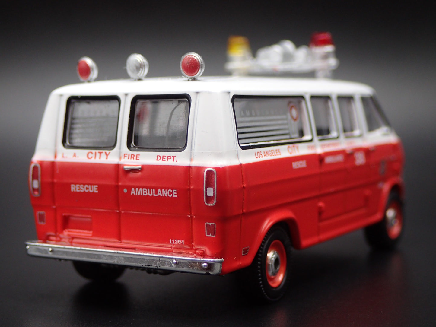 1969 69 FORD ECONOLINE VAN LAFD LA FIRE 1:64 SCALE DIORAMA DIECAST MODEL CAR
