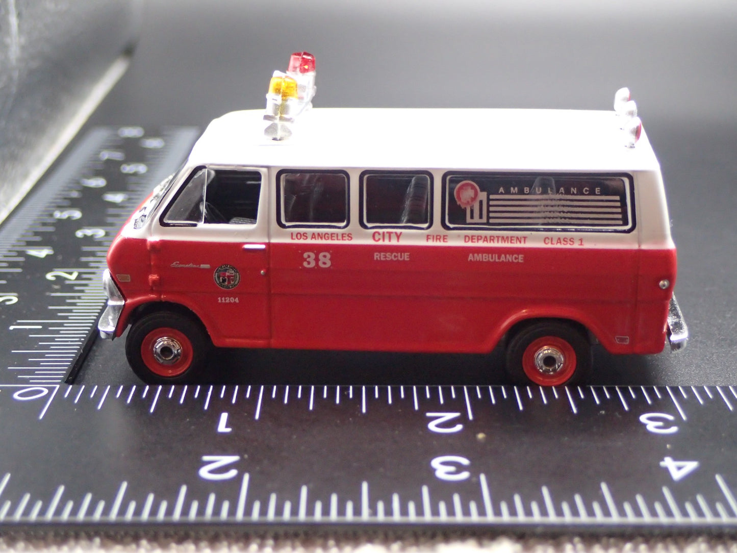 1969 69 FORD ECONOLINE VAN LAFD LA FIRE 1:64 SCALE DIORAMA DIECAST MODEL CAR