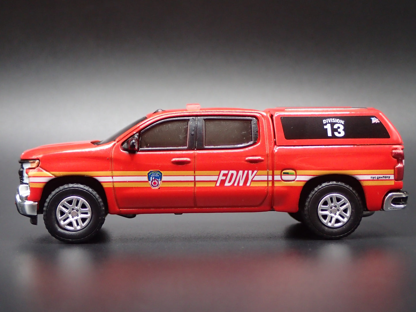 2023 23 CHEVY CHEVROLET SILVERADO TRUCK FDNY NY FIRE DEPT 1:64 DIECAST MODEL CAR