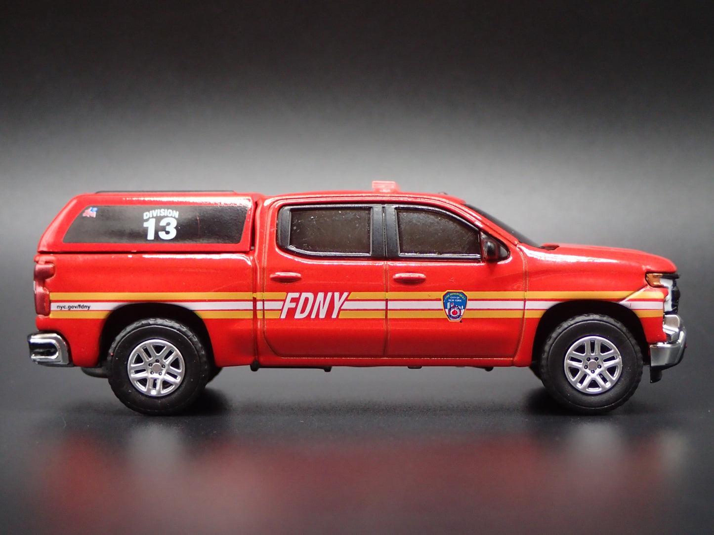 2023 23 CHEVY CHEVROLET SILVERADO TRUCK FDNY NY FIRE DEPT 1:64 DIECAST MODEL CAR