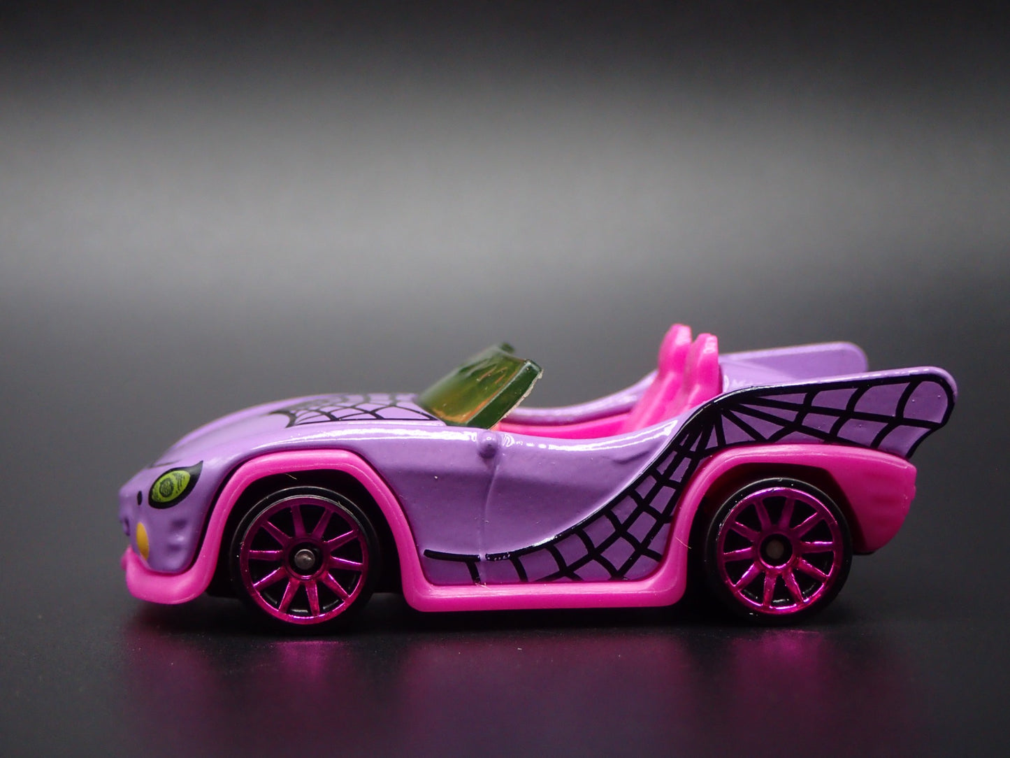 MONSTER HIGH GHOUL MOBILE CONVERTIBLE SPORTS CAR 1:64 HW SCALE DIECAST MODEL CAR