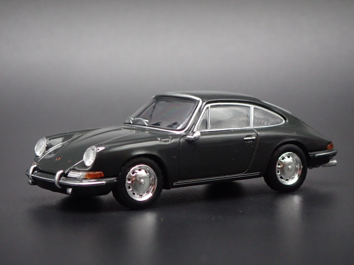 1963-1964 PORSCHE 911 GRAY 1:64 SCALE COLLECTIBLE DIORAMA DIECAST MODEL CAR