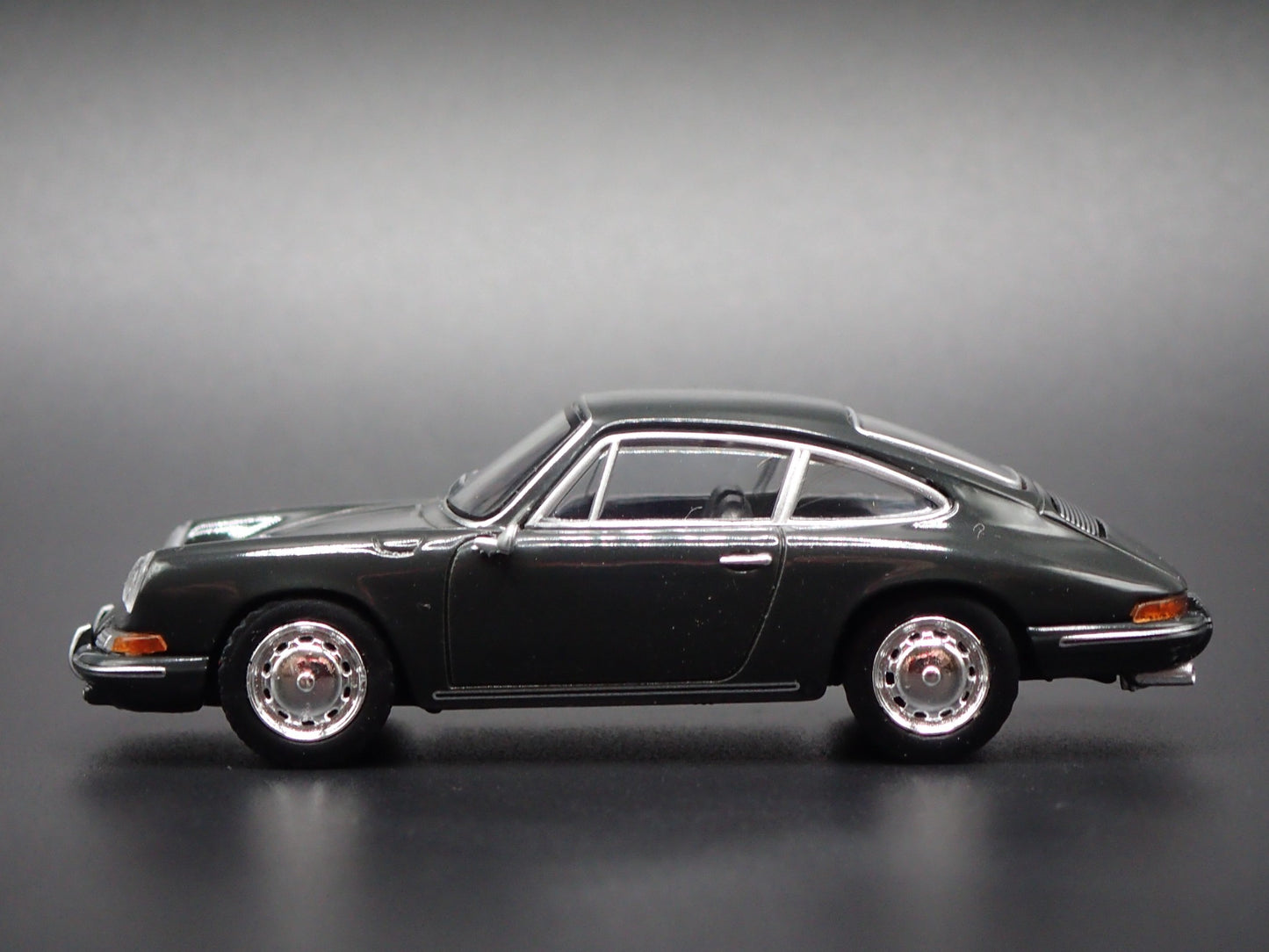 1963-1964 PORSCHE 911 GRAY 1:64 SCALE COLLECTIBLE DIORAMA DIECAST MODEL CAR