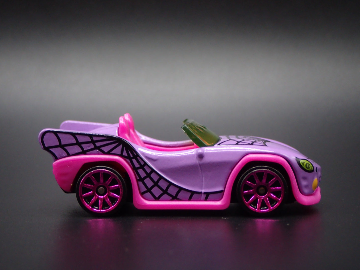MONSTER HIGH GHOUL MOBILE CONVERTIBLE SPORTS CAR 1:64 HW SCALE DIECAST MODEL CAR
