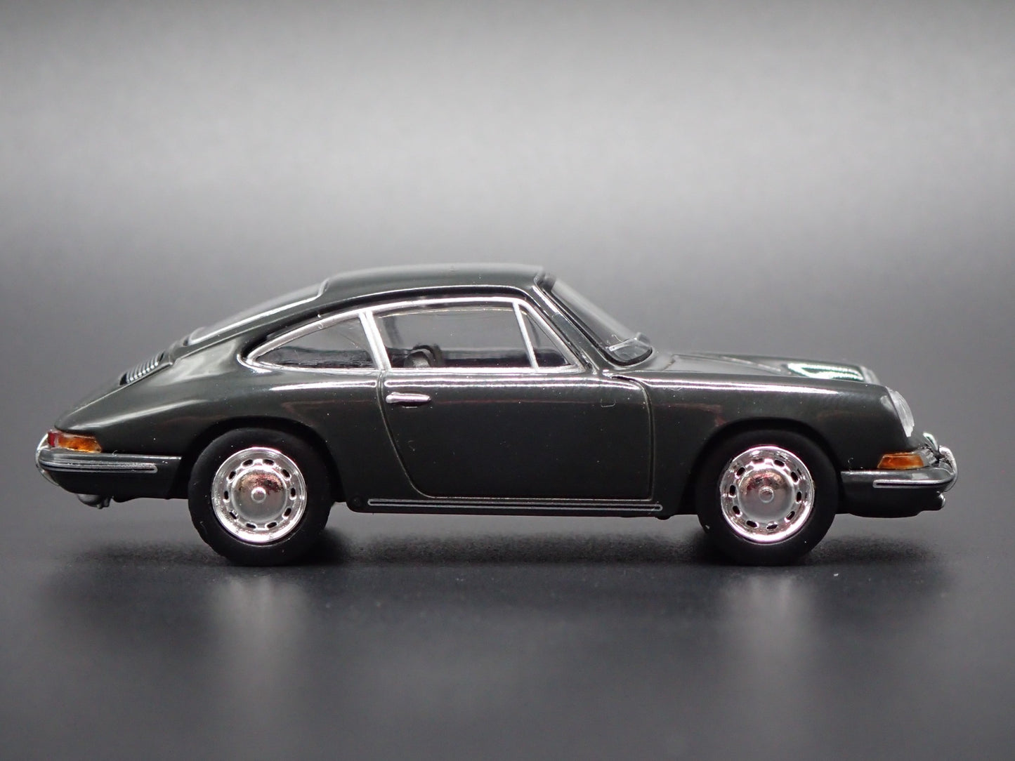 1963-1964 PORSCHE 911 GRAY 1:64 SCALE COLLECTIBLE DIORAMA DIECAST MODEL CAR