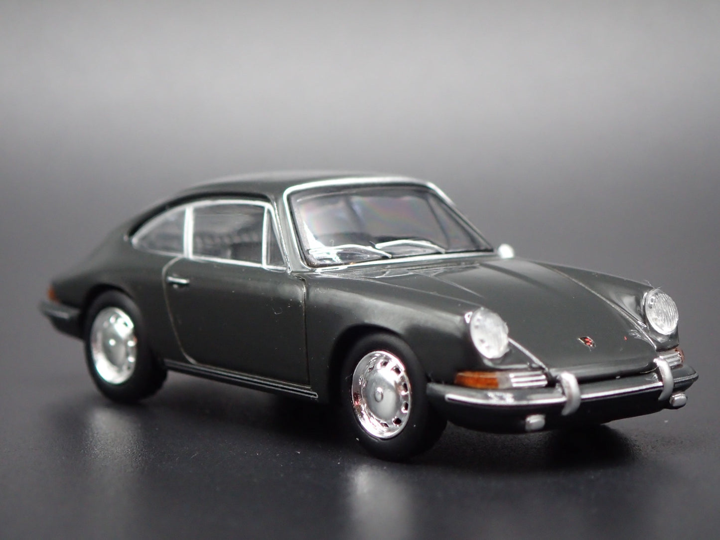1963-1964 PORSCHE 911 GRAY 1:64 SCALE COLLECTIBLE DIORAMA DIECAST MODEL CAR