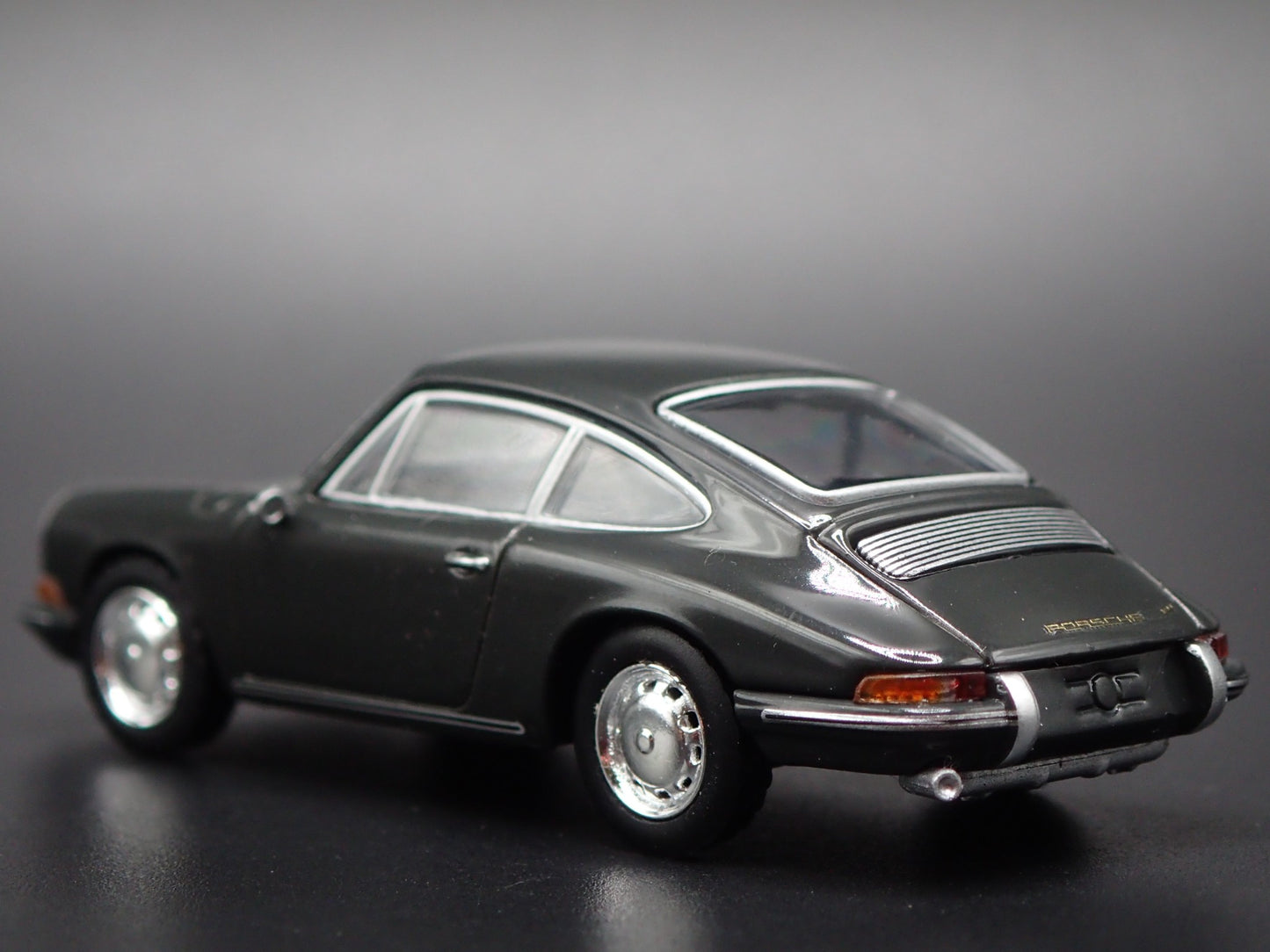 1963-1964 PORSCHE 911 GRAY 1:64 SCALE COLLECTIBLE DIORAMA DIECAST MODEL CAR