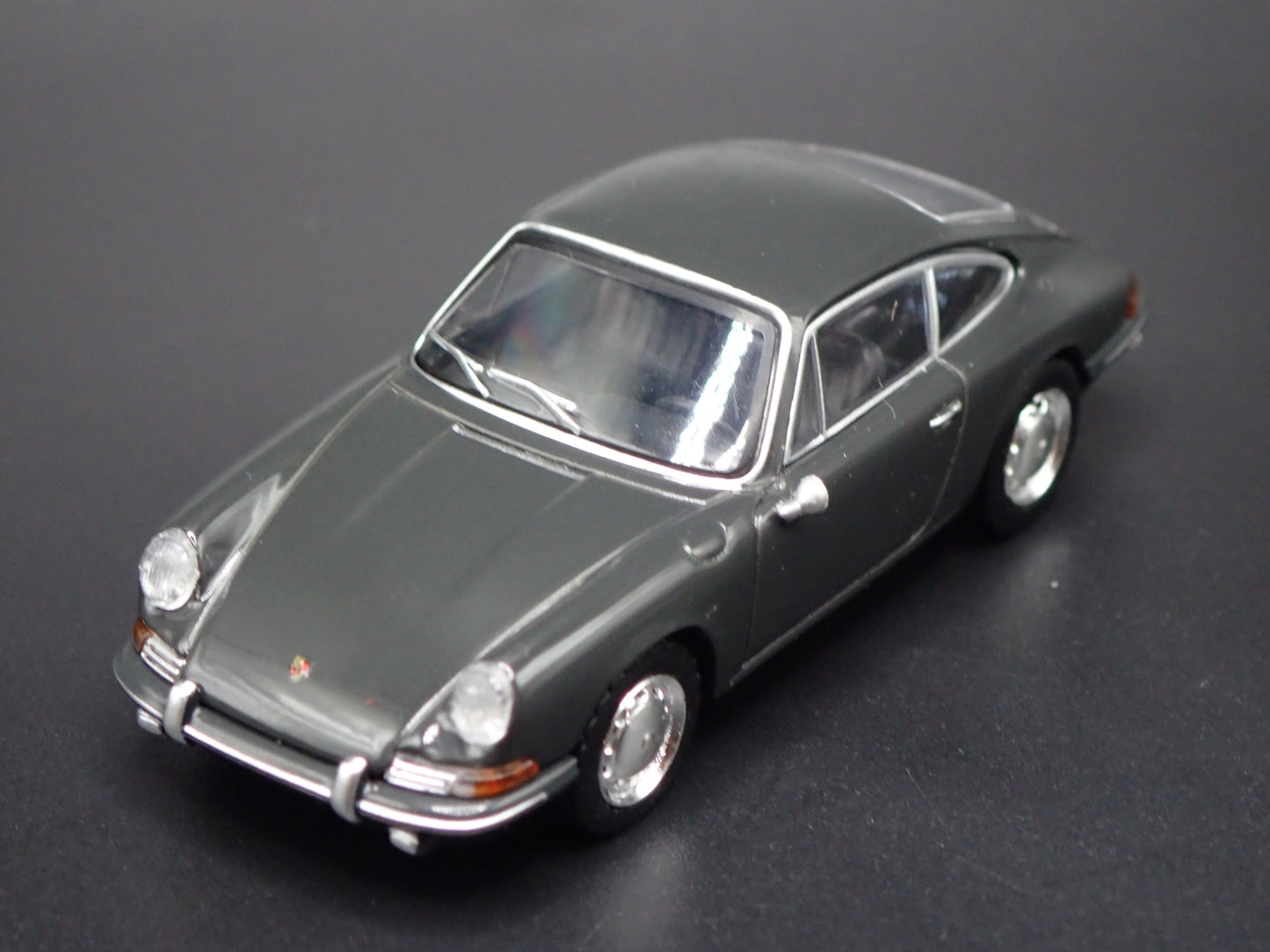 1963-1964 PORSCHE 911 GRAY 1:64 SCALE COLLECTIBLE DIORAMA DIECAST MODEL CAR