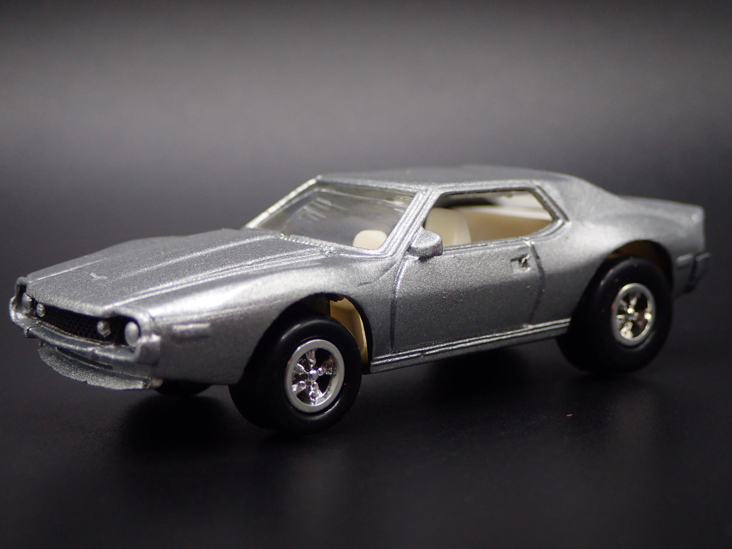 1972 72 AMC JAVELIN SILVER 1:64 SCALE COLLECTIBLE DIORAMA DIECAST MODEL CAR