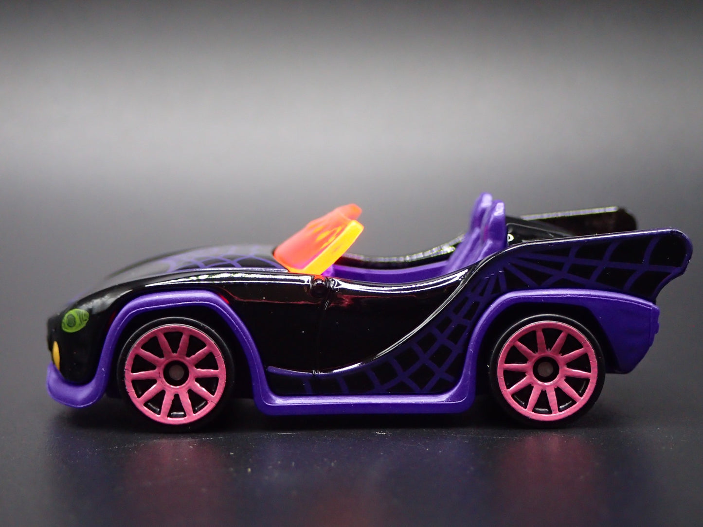 MONSTER HIGH GHOUL MOBILE CONVERTIBLE SPORTS CAR 1:64 HW SCALE DIECAST MODEL CAR