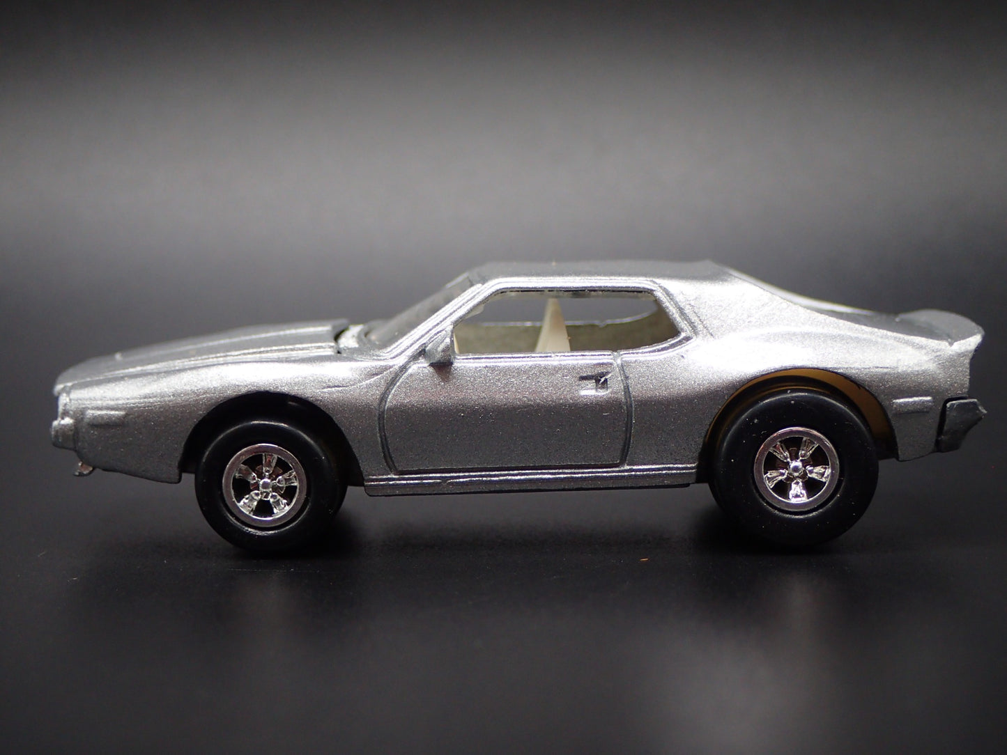 1972 72 AMC JAVELIN SILVER 1:64 SCALE COLLECTIBLE DIORAMA DIECAST MODEL CAR