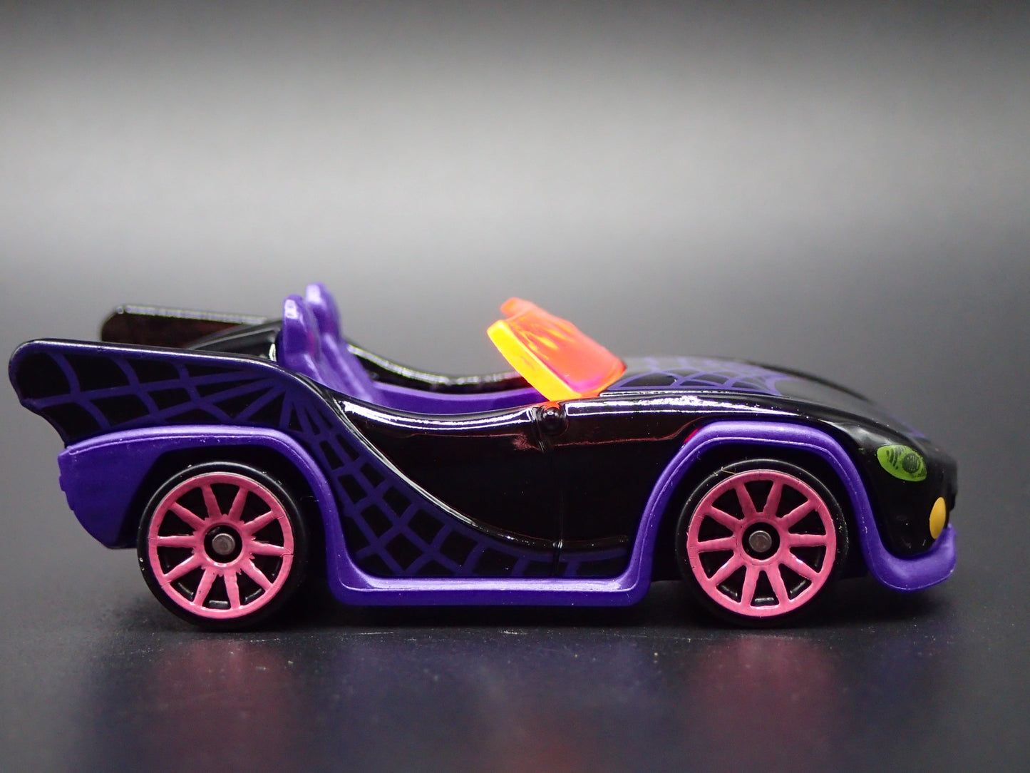 MONSTER HIGH GHOUL MOBILE CONVERTIBLE SPORTS CAR 1:64 HW SCALE DIECAST MODEL CAR