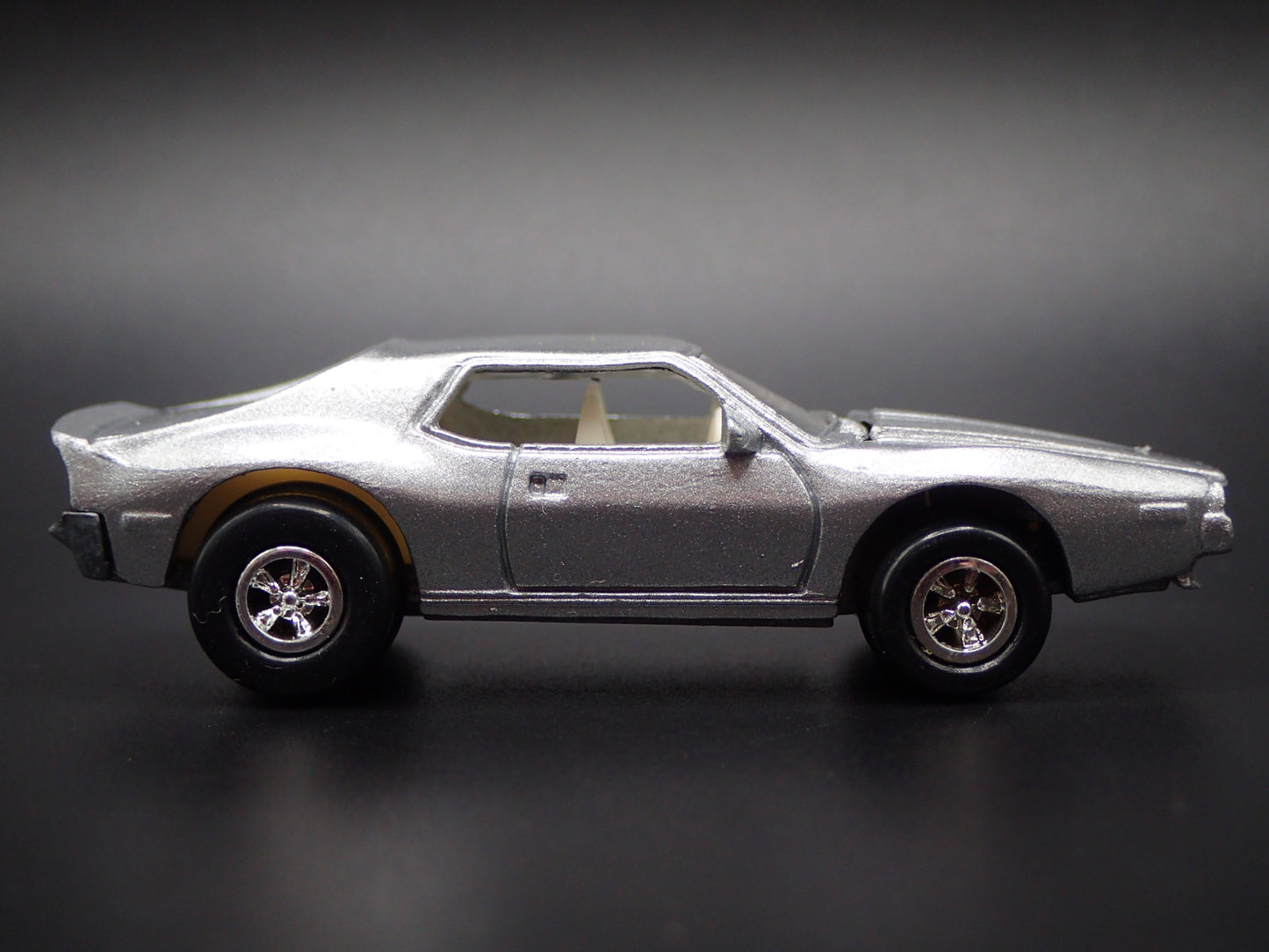 1972 72 AMC JAVELIN SILVER 1:64 SCALE COLLECTIBLE DIORAMA DIECAST MODEL CAR