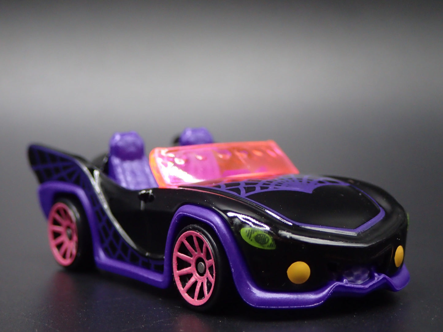 MONSTER HIGH GHOUL MOBILE CONVERTIBLE SPORTS CAR 1:64 HW SCALE DIECAST MODEL CAR