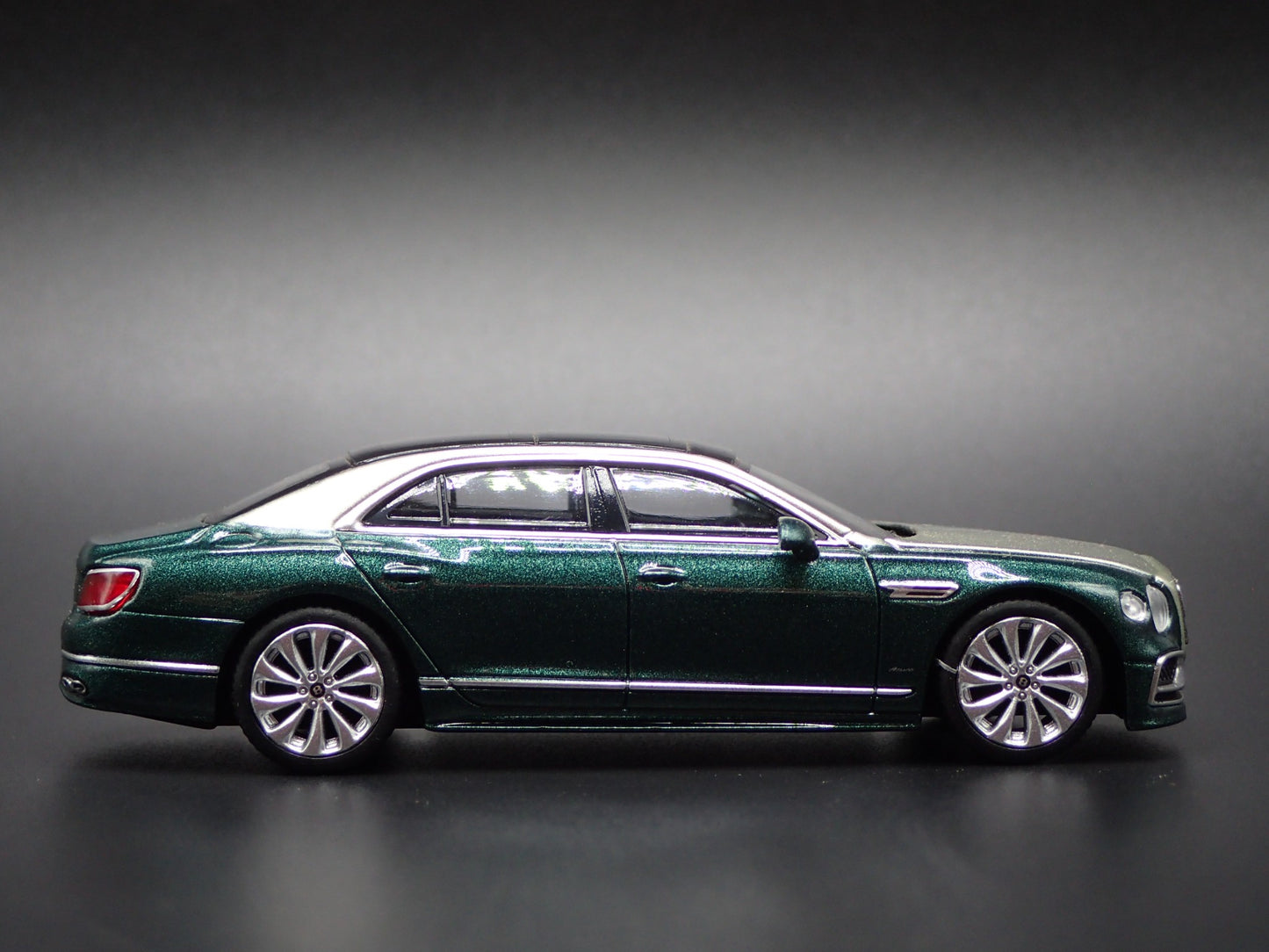 2019-2025 BENTLEY FLYING SPUR 1:64 SCALE COLLECTIBLE DIORAMA DIECAST MODEL CAR