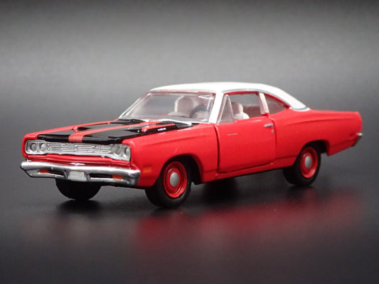 1969 69 PLYMOUTH ROAD RUNNER HEMI RED 1:64 SCALE DIORAMA DIECAST MODEL CAR