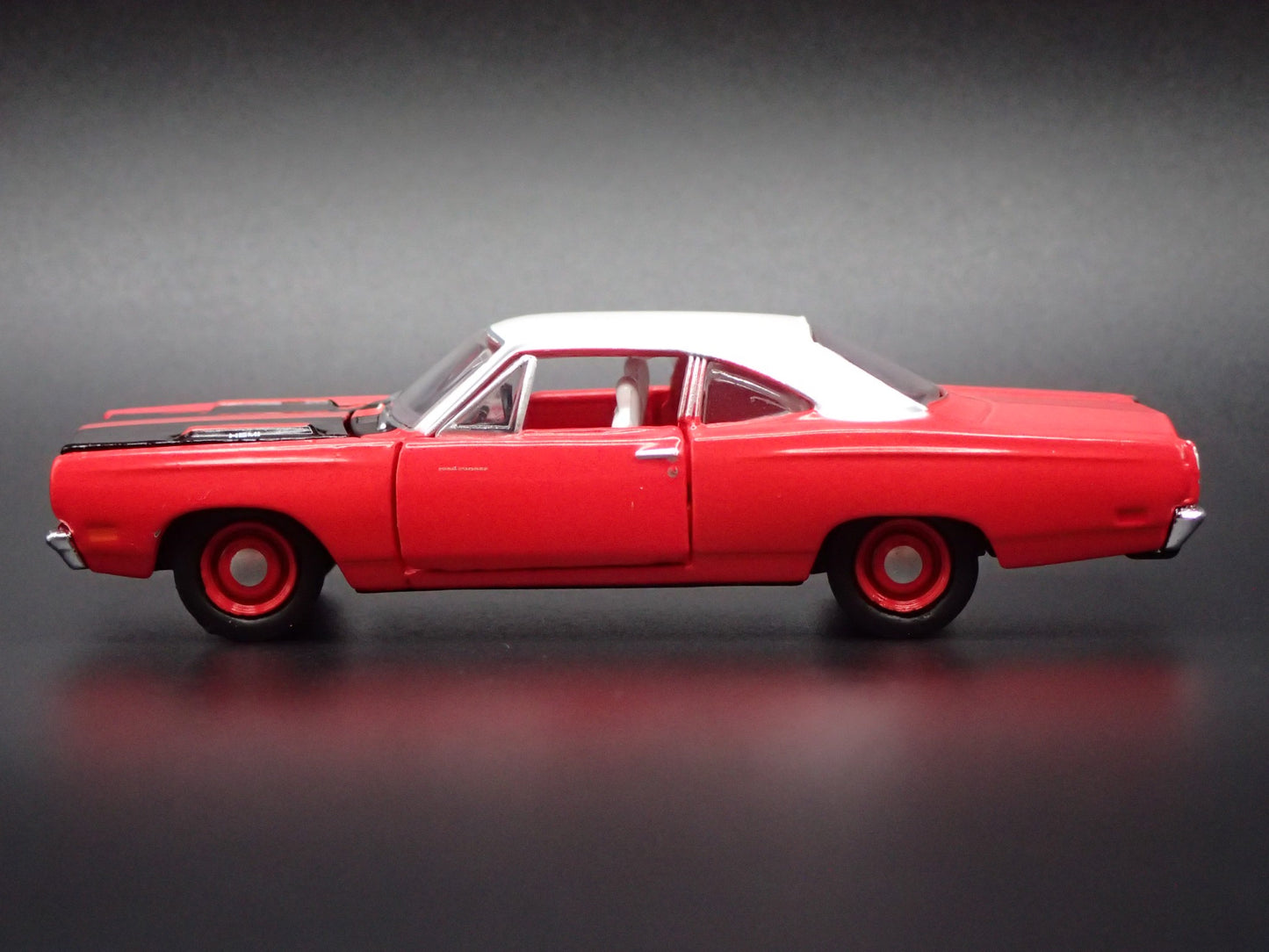 1969 69 PLYMOUTH ROAD RUNNER HEMI RED 1:64 SCALE DIORAMA DIECAST MODEL CAR