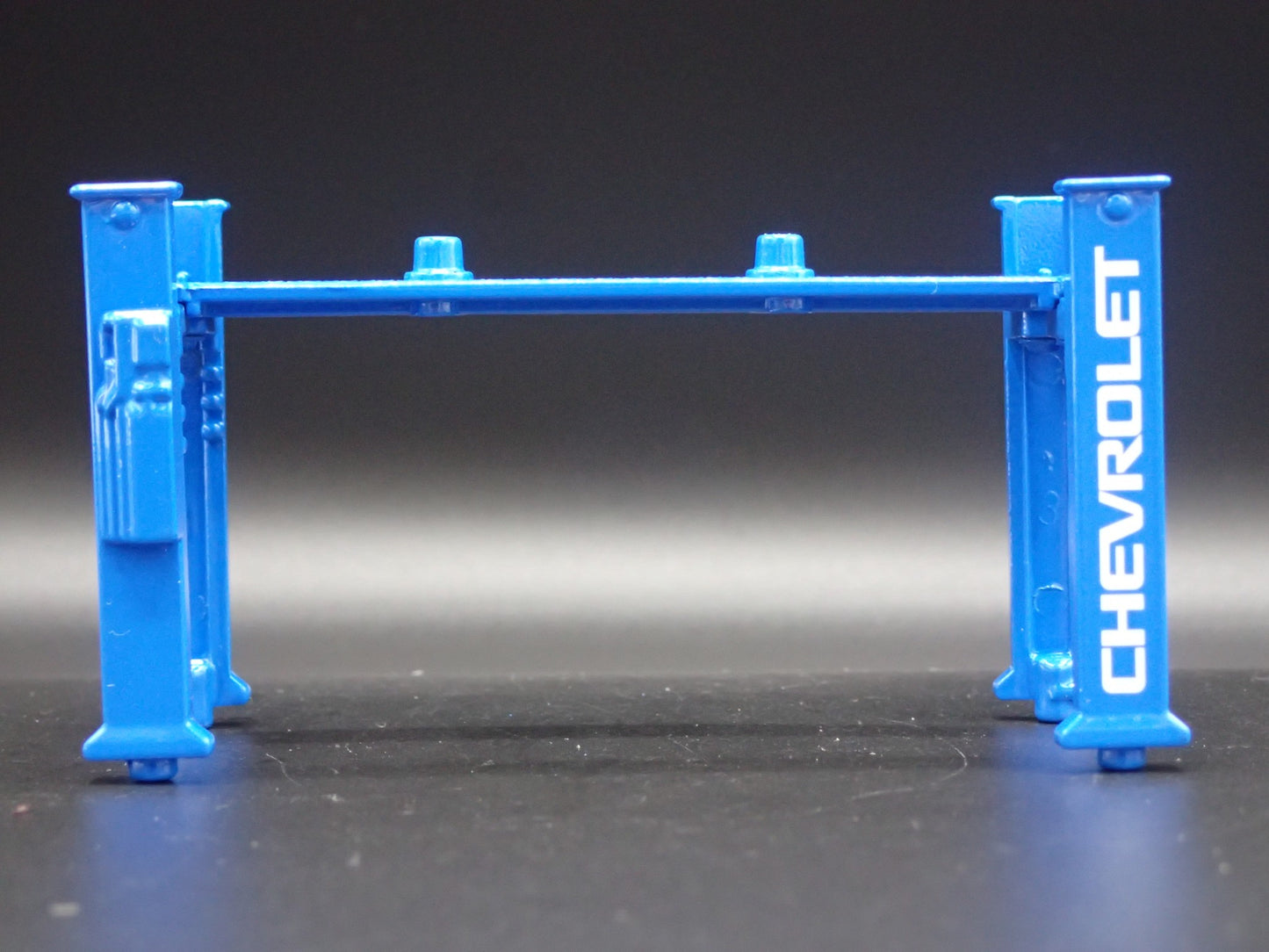 CHEVY 1:64 SCALE AUTO SHOP MECHANIC GARAGE 4 POST CAR LIFT DIORAMA MODEL DIECAST