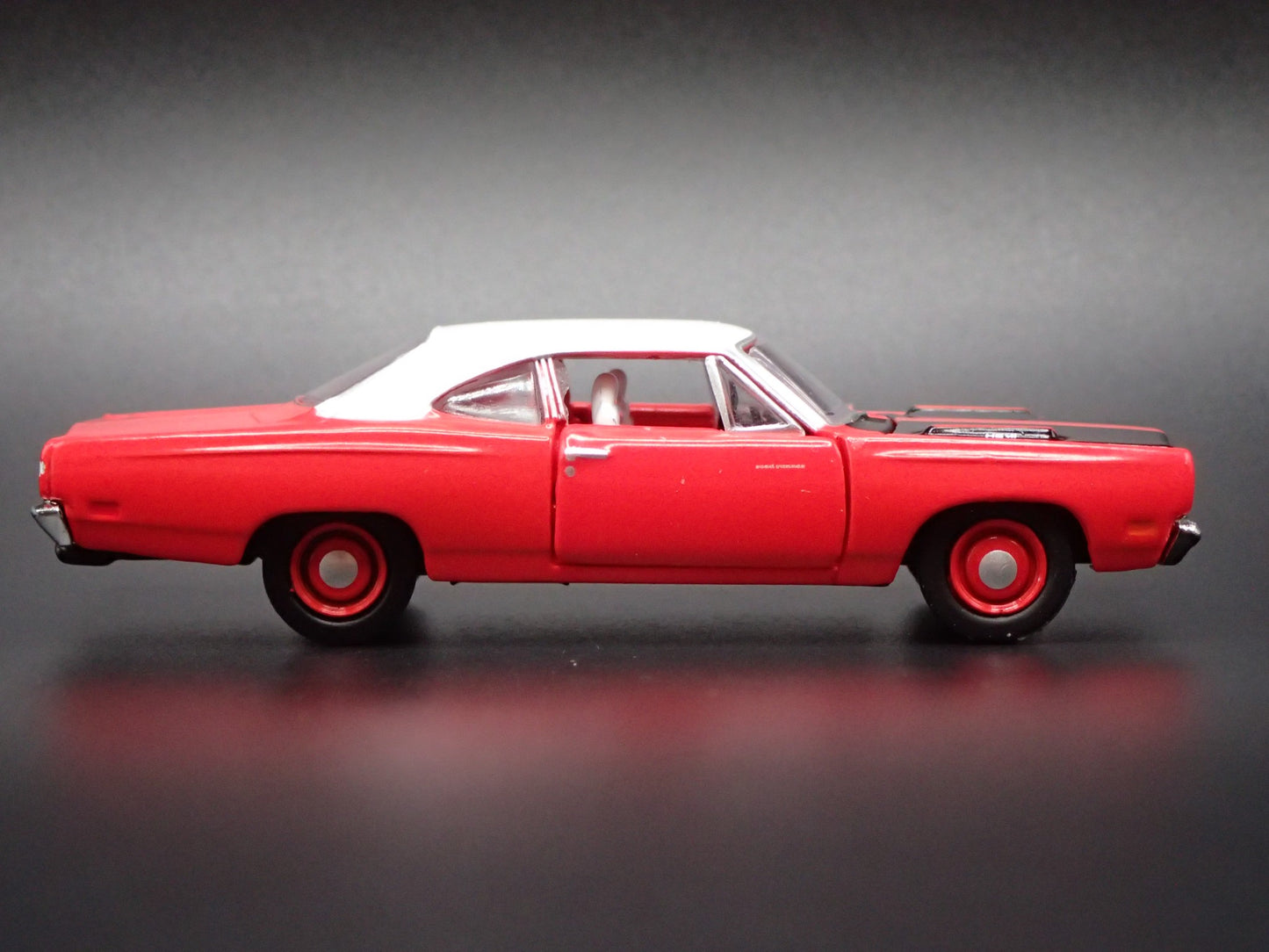 1969 69 PLYMOUTH ROAD RUNNER HEMI RED 1:64 SCALE DIORAMA DIECAST MODEL CAR