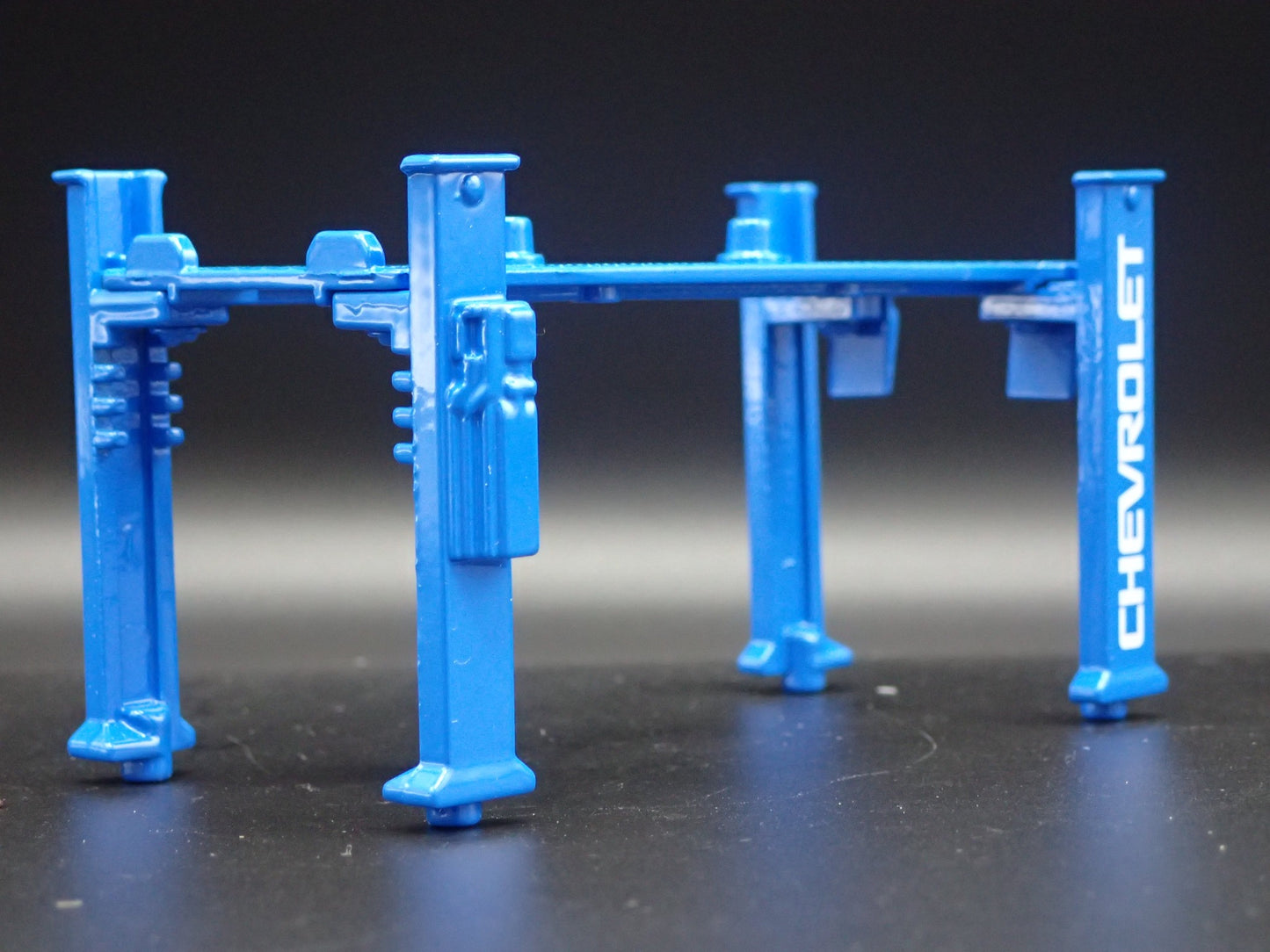 CHEVY 1:64 SCALE AUTO SHOP MECHANIC GARAGE 4 POST CAR LIFT DIORAMA MODEL DIECAST