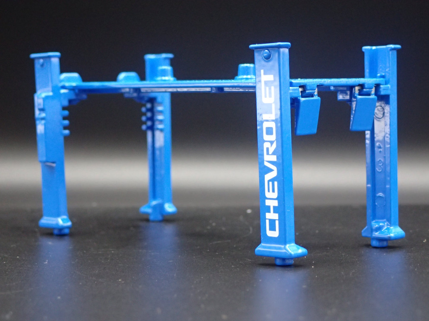 CHEVY 1:64 SCALE AUTO SHOP MECHANIC GARAGE 4 POST CAR LIFT DIORAMA MODEL DIECAST