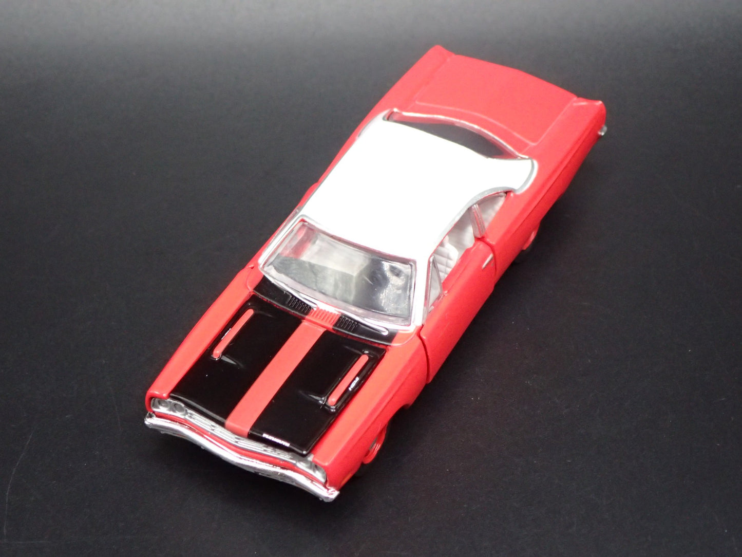 1969 69 PLYMOUTH ROAD RUNNER HEMI RED 1:64 SCALE DIORAMA DIECAST MODEL CAR