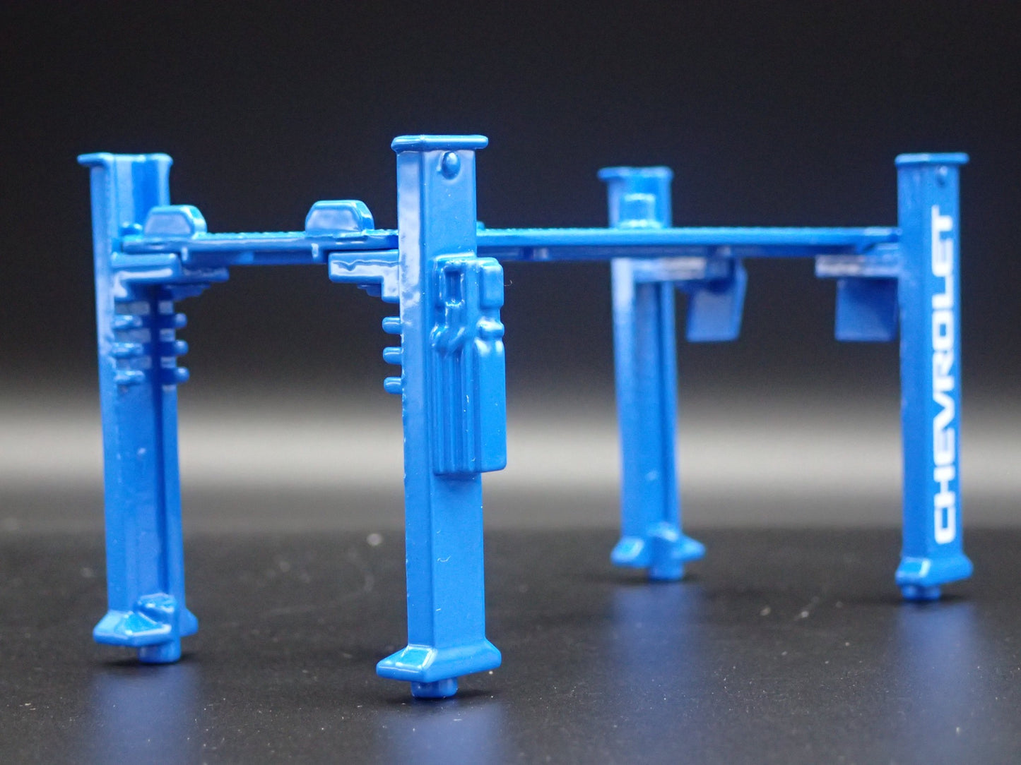 CHEVY 1:64 SCALE AUTO SHOP MECHANIC GARAGE 4 POST CAR LIFT DIORAMA MODEL DIECAST