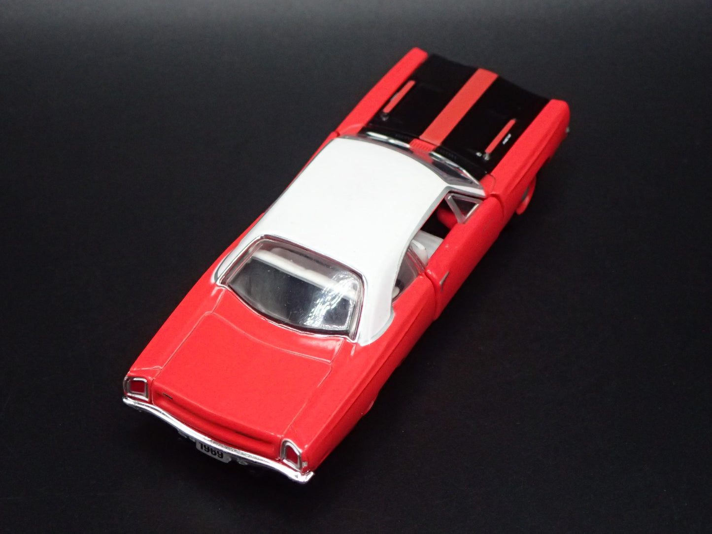 1969 69 PLYMOUTH ROAD RUNNER HEMI RED 1:64 SCALE DIORAMA DIECAST MODEL CAR