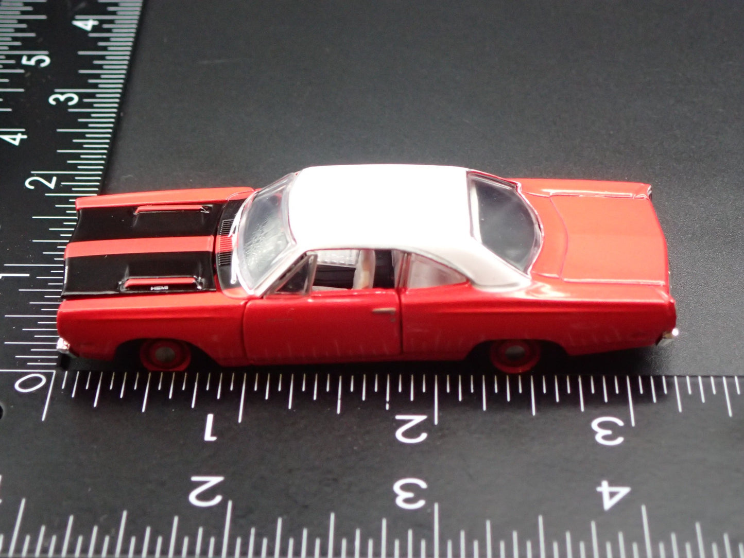 1969 69 PLYMOUTH ROAD RUNNER HEMI RED 1:64 SCALE DIORAMA DIECAST MODEL CAR