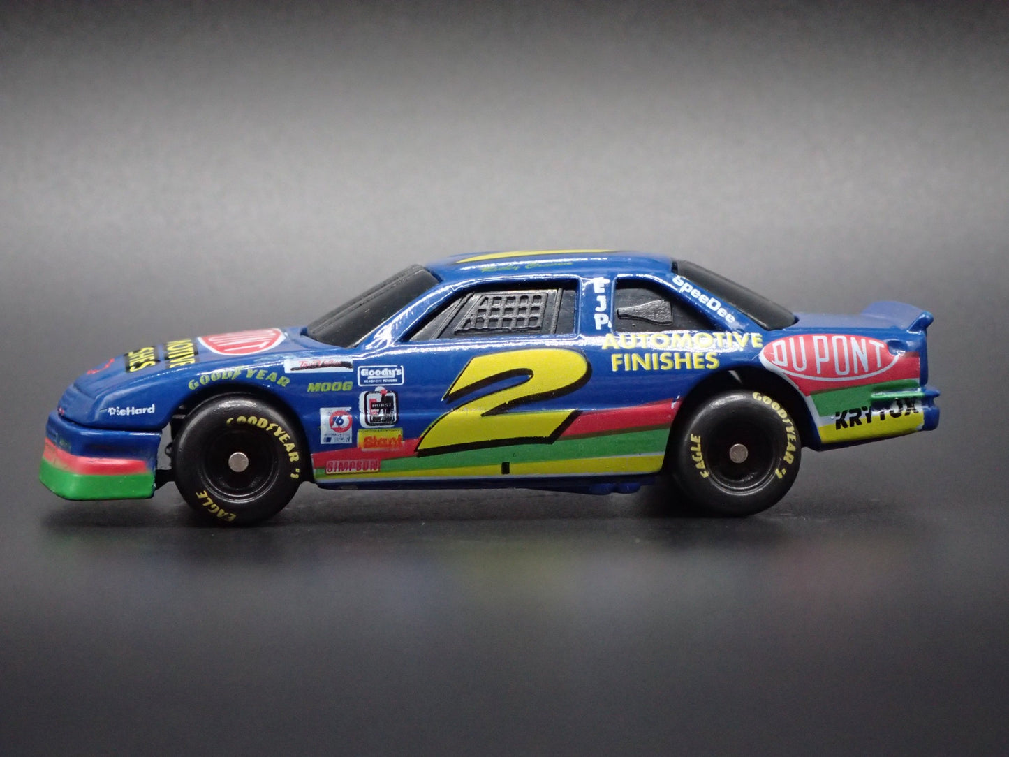 1994 94 CHEVY LUMINA 2 RICKY CRAVEN DU PONT NASCAR 1:64 SCALE DIECAST MODEL CAR