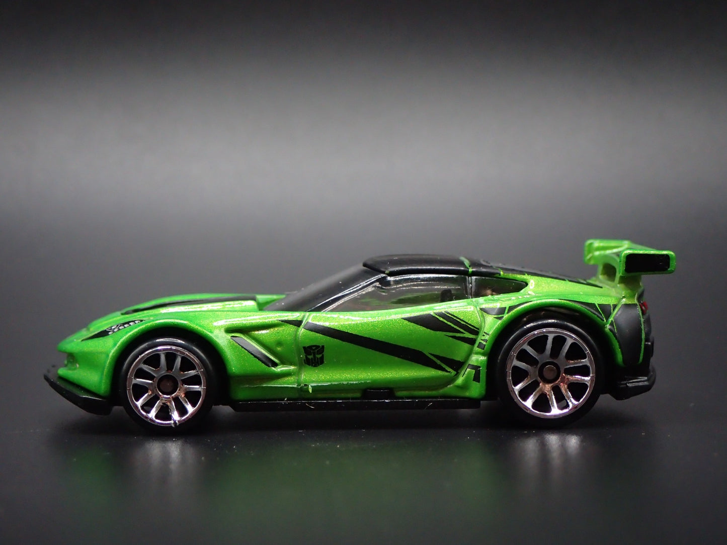 CHEVY CHEVROLET CORVETTE C7.R TRANSFORMERS 1/64 SCALE DIORAMA DIECAST MODEL CAR